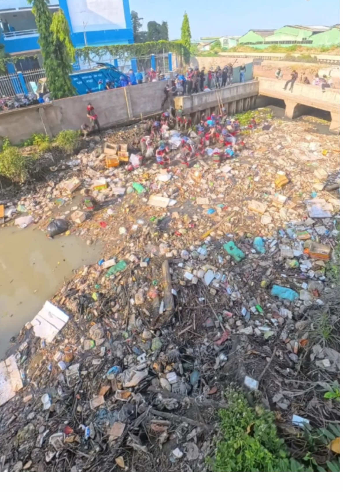 What does 50 tons of trash look like? #saigonxanh #rivercleaning 