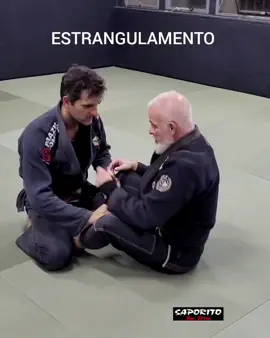 Estrangulamento com Pegada Dupla na mesma Lapela. Detalhe Adaptado. Vídeo Reprise. Mais Detalhes na Plataforma  Jiu-Jitsu inclui quedas, finalizações, golpes traumáticos, defesa pessoal em pé, técnicas de bloqueios e guarda para vale-tudo. A competição de kimono representa apenas uma parte do Jiu-Jitsu real. Saporito Jiu-Jitsu. #copacabana #rj #riodejaneiro #brasil  #JiuJitsu  #bjj  #nogi #mma #valetudo #selfdefense #artesuave  #brazil  #life #usa  #UFC #mma #saporitojiujitsu #grappling #brasilianjiujitsu #saporitobjj #selfdefense 