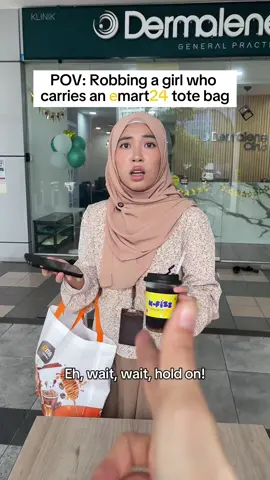 Getting robbed… but plot twist—it’s an emart24 tote bag! 😳🛍️ Before the purse, here comes the endless list of snacks dropping out first 🍫🥤🍜… because emart24’s tote bag holds EVERYTHING! 😂 #emart24 #emart24my #conveniencestore #koreanfood #streetfood #Foodie #yearofemart24 #totebag #rob #snacks #patience #emart24totebag #skit #girlie #relatable #snacklover