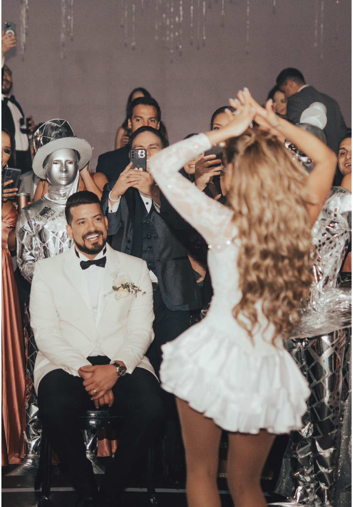 Recordar este momento me llena de mucha felicidad! Este era un regalo que quise darle a mi esposo en nuestra boda. Los días que él visitaba a su mamá yo me escapaba para ensayar y jamás sospechó. Siempre he amado bailar y hacerlo en mi boda con uno de los géneros que más disfruto fué un sueño hecho realidad.  Te amo @Luli Amaya ❤️✨ Gracias a todos los que aún recuerdan este gran momento.  Un honor bailar con las campeonas nacionales de salsa de @danceart.gt ❤️✨ (admiro que estaba nerviosa pero lo logré 😍)