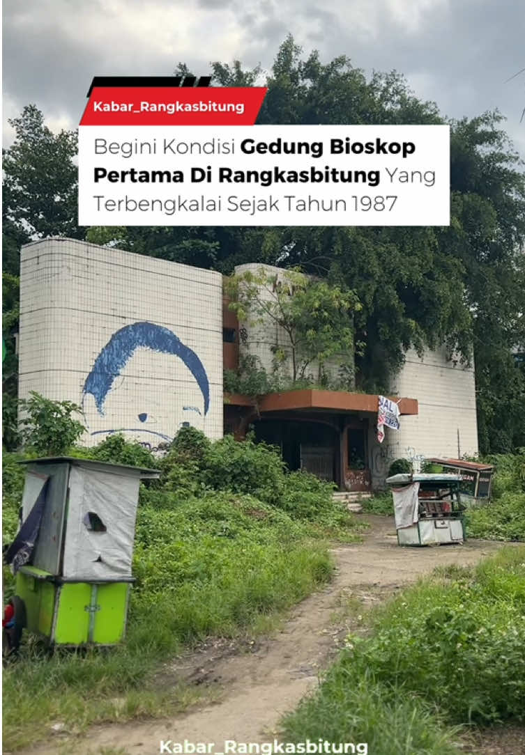 Gedung Bioskop Mandala Rangkasbitung di Kampung Mandala, Desa Kaduagung, Kecamatan Cibadak kondisinya kini terbengkalai. Bahkan, akibat tidak lagi dimanfaatkan, hampir seluruh sudut bangunan yang dikenal juga sebagai Mandala Theater Rangkasbitung itu sudah mulai rusak. Berdasarkan pantauan di lokasi, meski bangunan masih terlihat dari arah jalan namun jika dilihat dari dekat kondisinya memprihatinkan. Seluruh area gedung bioskop dipenuhi oleh tumbuhan liar. Sejumlah sudut bangunan pun sudah keropos termakan usia. Sementara halaman gedung dimanfaatkan pedagang kaki lima untuk menyimpan gerobaknya. Warga Rangkasbitung punya kenangan apa disini? - #kabarrangkasbitung #rangkasbitung 