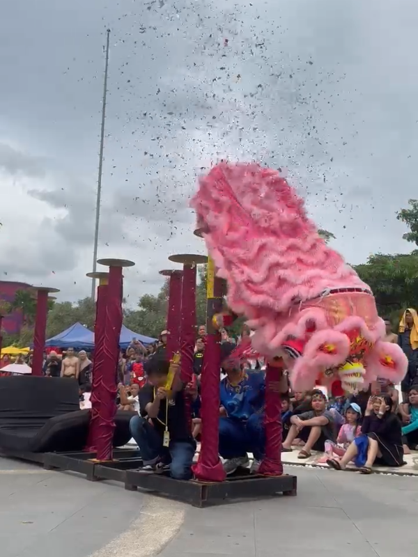 Show Performance Barongsai Tonggak 27 Januari 2025 ( CNY 2025 ) 📍: Wahoo Waterworld #cny2025 #barongsaishow #barongsaitiktok #liondancer #barongsai #liong #liondancebandung #liondancebdg #barongsaibandung #liondancebdg #fyp #viral #cny2024 #barongsaiindonesia #unionsportliondance #jiayou 