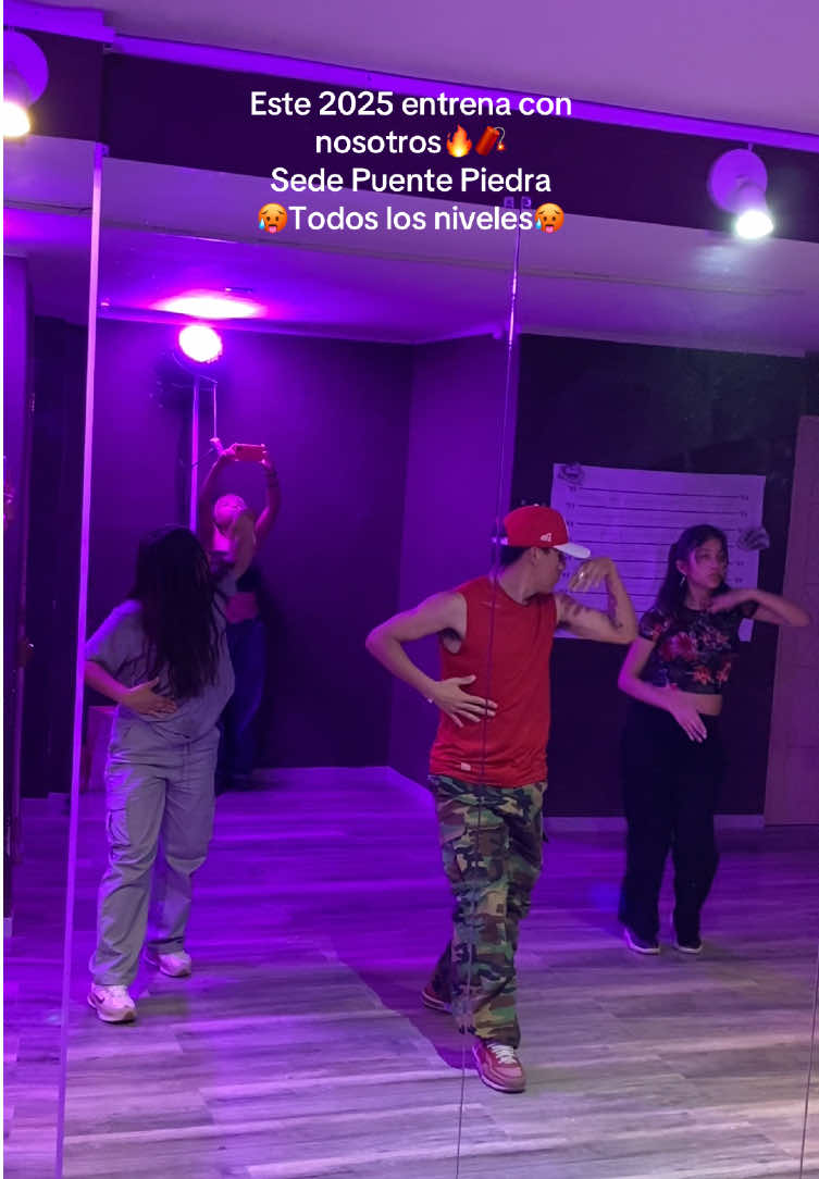 Seguimos con las promociones de verano‼️🔥👌🏻  más info al: 910 162 379 . #viral #sigueme #xyzbca #fyp #baile #inscripcionesabiertas #studio #puentepiedra #familia 