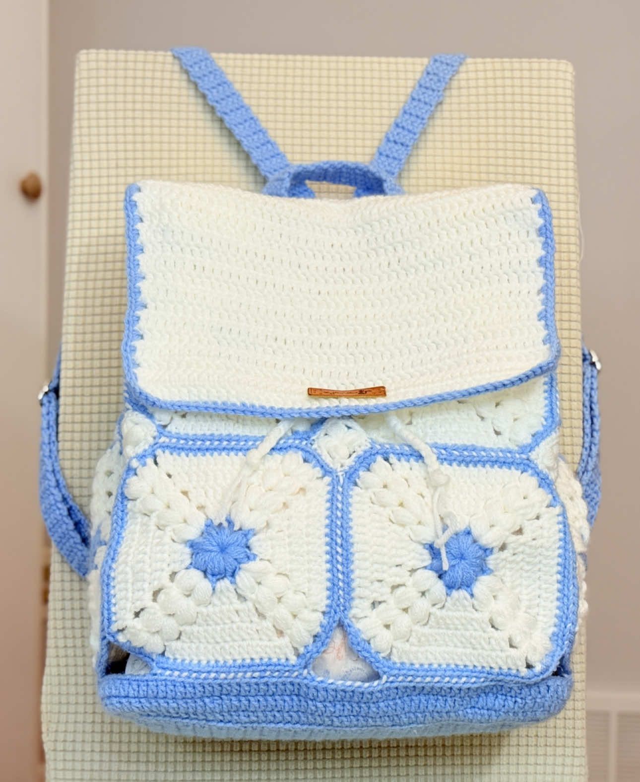 How to crochet a backpack 🎒?#crochet #CrochetTutorial #CrochetForBeginners #backpack #DidYouKnow #GrannySquare #HandmadeBag #crochetbag 