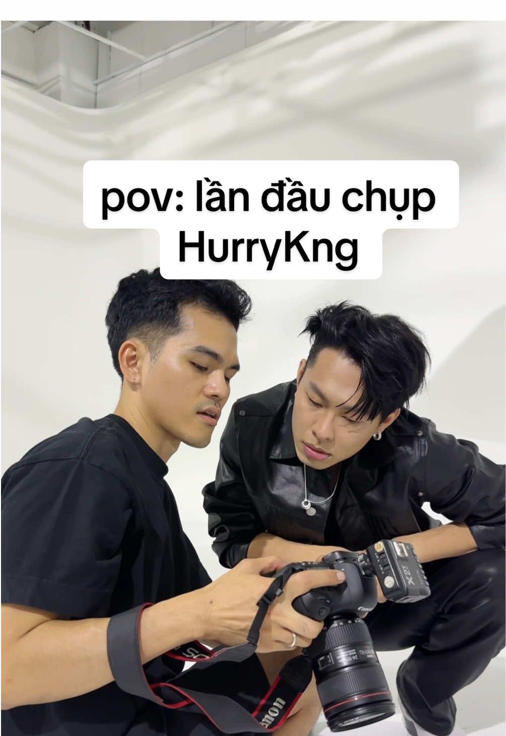 Ông tổ visual là đây- @HURRYKNG . Chụp tấm nào ăn tấm đó. Trên set thì nói chuyện xàm nhưng rất dễ thương:))  #hurrykng #hurrykhang #fyp #anhtraisayhi #atsh #philliple #photoshoot 