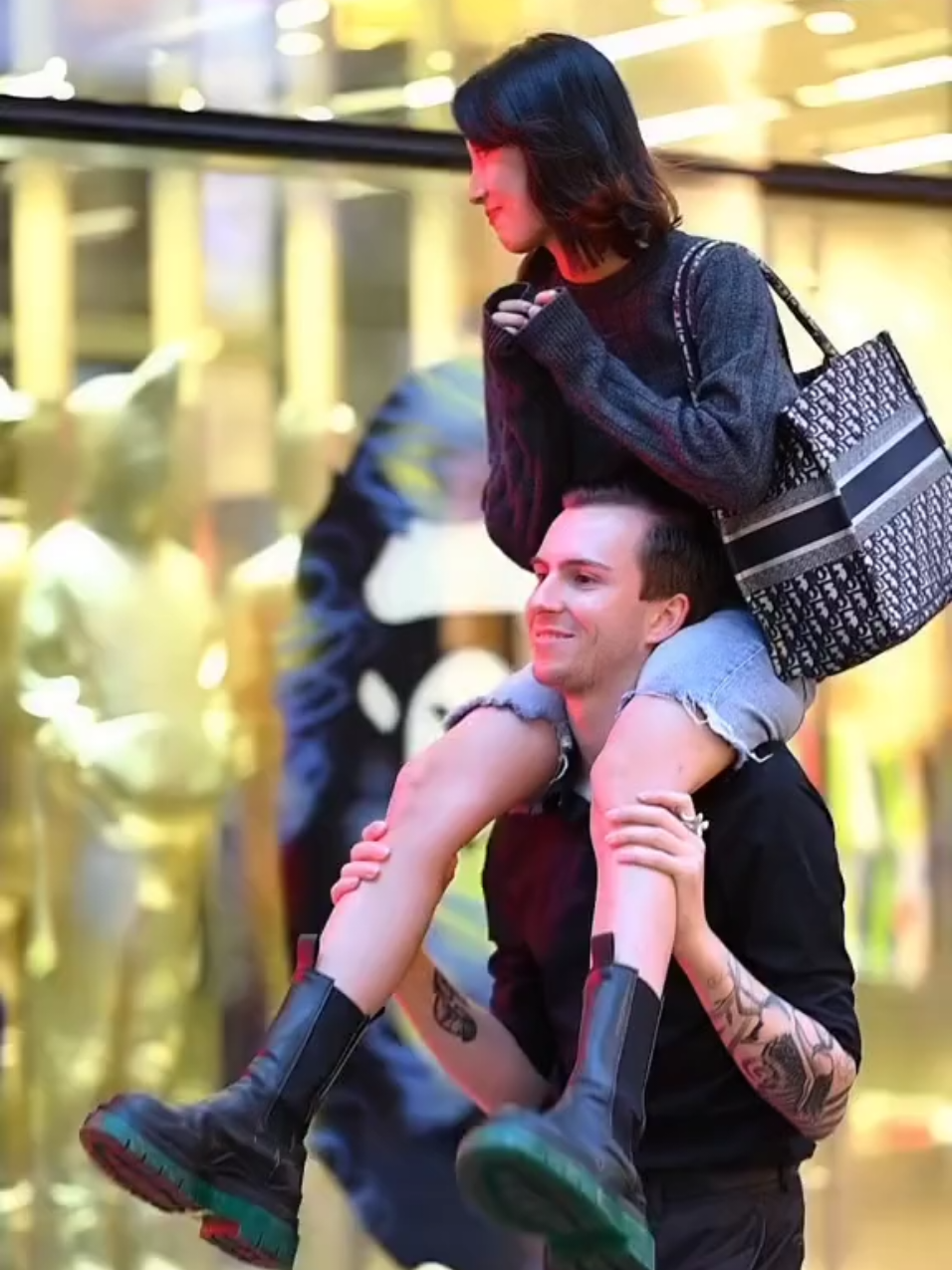 Random WMAF couple # 22 - Spotted in Chengdu, Sichuan province, China 🇨🇳 on September 2021 Credit to 蓝圣摄影 (Lan Sheng Photography) who titled it 