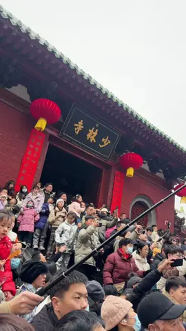 Watching Shaolin monks perform outside the temple! 🥋🏯🔥 #shaolin #kungfu #chinatravel #chinesenewyear #travelalone #roadtrip 