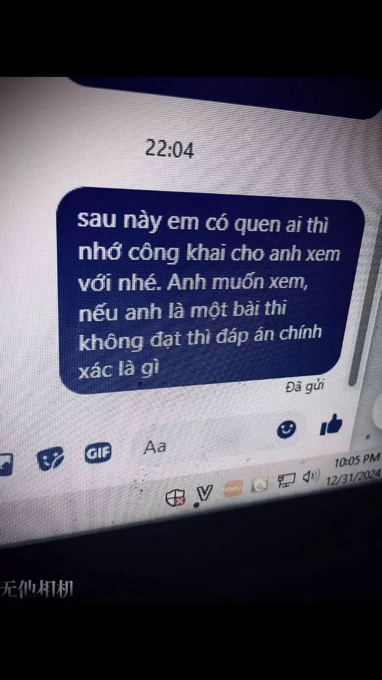 Có những thứ trên đời, nếu thất bại, ta có thể làm lại từ đầu. Một bài thi điểm kém có thể ôn luyện rồi thi lại. Một công việc không như ý có thể nghỉ để tìm cơ hội khác. Nhưng tình yêu… đâu dễ có lần thứ hai? Anh đã từng nghĩ rằng, chỉ cần cố gắng đủ nhiều, em sẽ ở lại. Nhưng hóa ra, tình yêu không giống như một bài kiểm tra mà chỉ cần chăm chỉ là có thể đạt điểm cao. Anh không có cơ hội sửa sai, cũng không có lần kiểm tra lại. Khi em rời đi, đó là dấu chấm hết, không phải là dấu ba chấm để anh tiếp tục viết tiếp. Giờ đây, em có thể đã bắt đầu một trang mới, còn anh vẫn mãi mắc kẹt ở câu hỏi cuối cùng: “Nếu anh là một bài thi trượt, thì đáp án chính xác là gì?” Có lẽ, đáp án chính là… mất em.