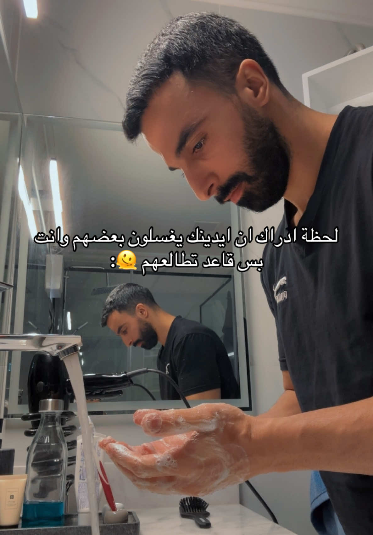 و ريولك ناطرتكم تخلصون عشان تمشي 🤣 #علي_كرم 