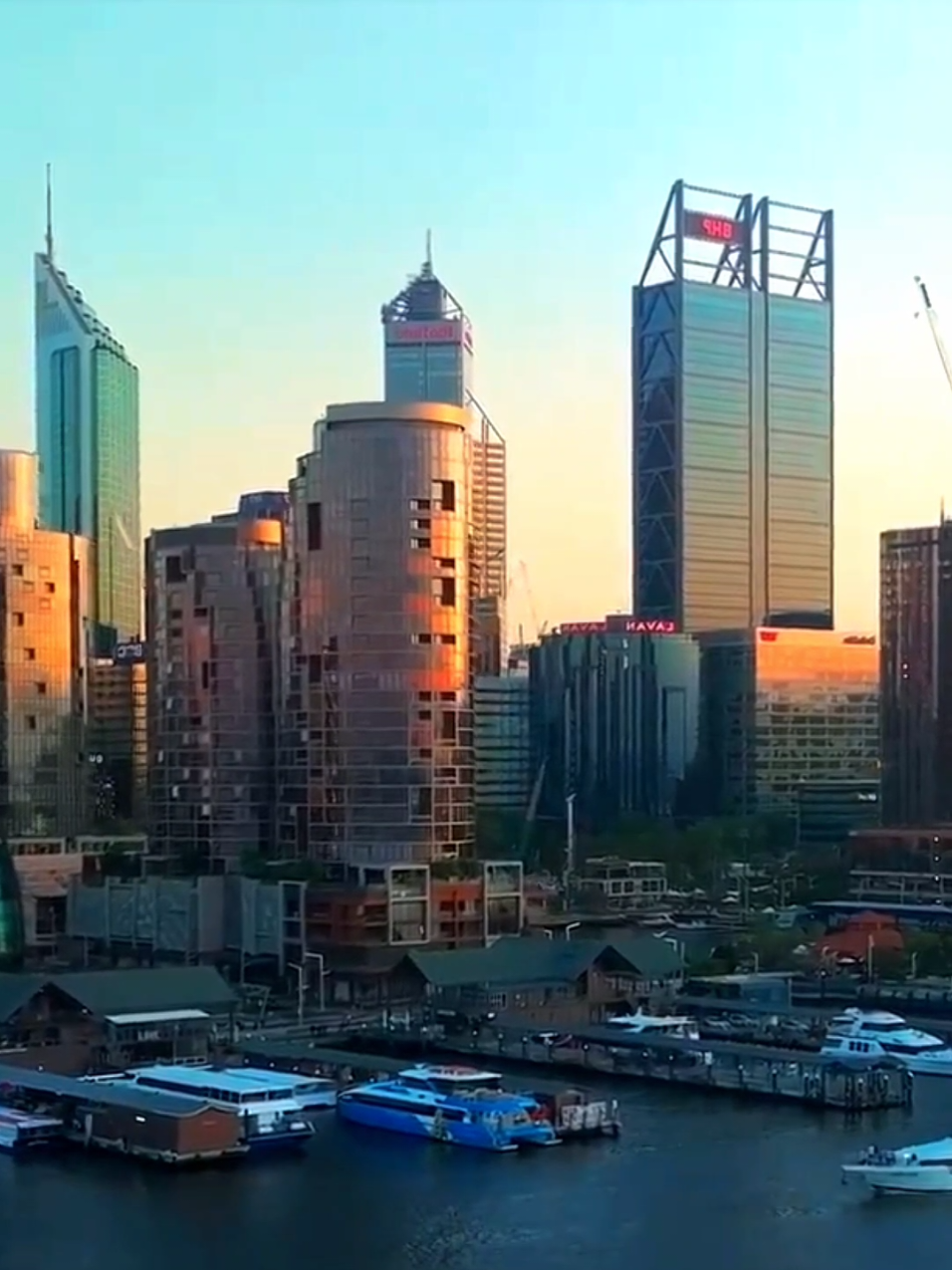This is Perth, the fourth largest city in Australia.🇦🇺 There are no major cities within a radius of 2,000 kilometers. It is known as the loneliest city in the world. It has no time difference with China. The mild climate and unique scenery make it a very popular tourist destination.🇦🇺❤️🫰😘🍂🍁  #Australia🇦🇺 #Cityscape #GlobalTravel #Perth #ContentInspirationSearch #creatorsearchinsights 