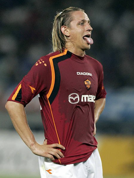 Mexes, bro, dia tuh bakatnya nggak main-main. Gol-gol spektakuler, kemampuan bertahan yang oke, tapi ya... emosinya sering banget ngacauin semuanya. Kalo dia bisa nahan diri, karirnya mungkin bakal jauh lebih cemerlang. Koleksi kartu dan sikap sembrono yang bikin potensi itu sia-sia. Bakat udah ada, tapi mentalnya yang sering jadi penghalang. Mexes tuh lebih dari sekadar bek. Dia adalah contoh nyata 'wasted talent'. 🤔 #acmilan #milan #roma #asroma #seriea #ucl #championsleague #ligachampions #mexes #philippemexes #bolahehe #thebalbalans