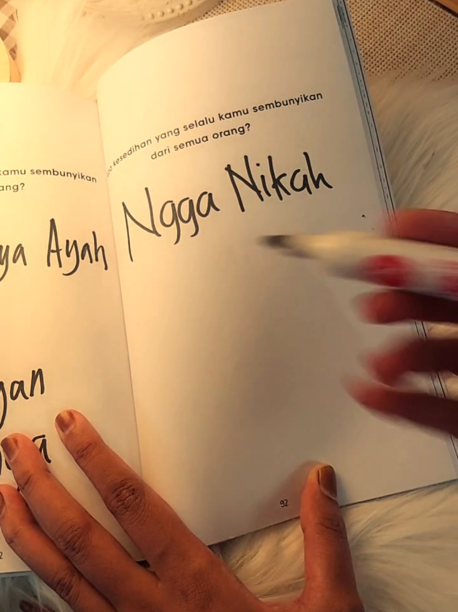 Kebahagiaan bisa kita usahakan dengan berbagai cara, kan? Buku Psychologist for Everyone bisa didapatkan di bio aku atau etalase, yaaa 💙 #psychologistforeveryone #bukupfe #selfjourney #journaling #selflove #mentalhealthawareness🧡 #psychologist💫 #artismytherapy🖼️🎨🖌️ 