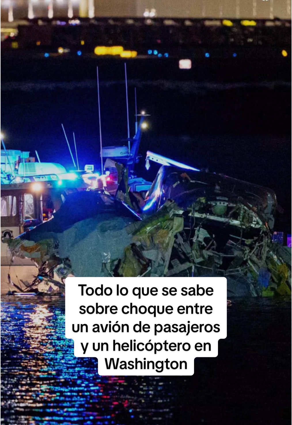 Tragedia en Washington Todo lo que se sabe sobre el brutal choque en el aire entre un avión de pasajeros y un helicóptero militar cerca del aeropuerto  Ronald Reagan A pesar del mensaje inculpatorio de Trump, el Pentágono apunta a un accidente. Aunque aún no hay cifras oficiales, se esperan decenas de muertos.  Los equipos de rescate buscan a las víctimas en las gélidas aguas del río Potomac, pero 