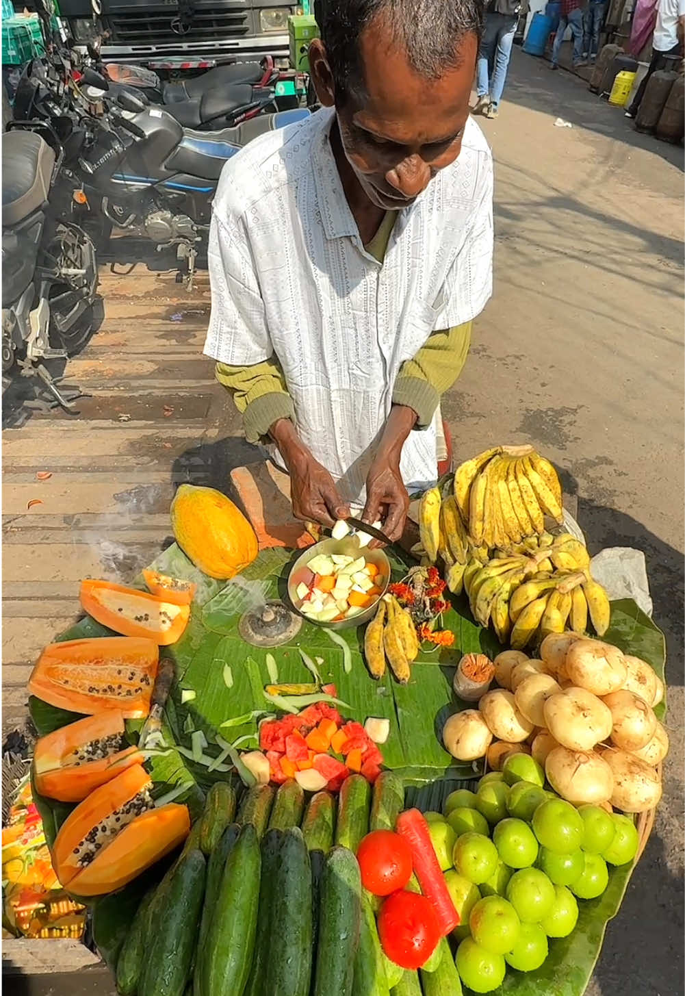 Must-Try! Fresh Fruit Salad in India for Only $0.3 - Indian Street Food 📍 Kolkata in India #fruit #indianfood