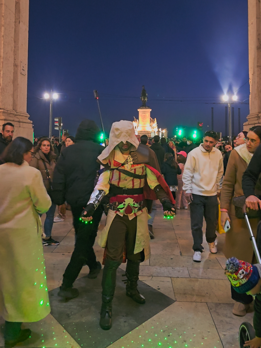 Reviva o Renascimento com o icônico Ezio Auditore! Meu cosplay é inspirado na saga Assassin's Creed, trazendo detalhes autênticos, como a icônica Hidden Blade, o capuz lendário e as vestimentas características da Irmandade dos Assassinos. Cada detalhe foi pensado para capturar a essência do Ezio: a elegância, a destreza e o espírito de luta por justiça. Palavras-chave: Cosplay Ezio Auditore, Assassin's Creed, cosplay gamer, Irmandade dos Assassinos, Renascimento, Hidden Blade, Altaïr, Ubisoft, cultura geek, fantasia histórica. Hashtags: #EzioAuditore #AssassinsCreedCosplay #CosplayEzio #HiddenBlade #UbisoftCosplay #RenaissanceAssassin #GeekStyle #CosplayBrasil #CosplayGamers #FotografiaGeek #CosplayPerfeito #cosplayer #brasil #dccomics #comiccon #brazil #reallife #CapCut #geek #assassinscreedshadows 