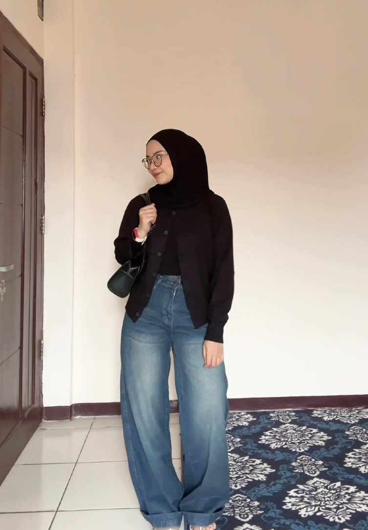 koleksi warna ketiga di tipe yang sama, karena secandu itu pake baggy jeans bikin jenjang😭🫶🏻✨ #outfitideas #highwaistjeans #baggyjeans #jiniso #jinisoemangkeren #ootdhijab 