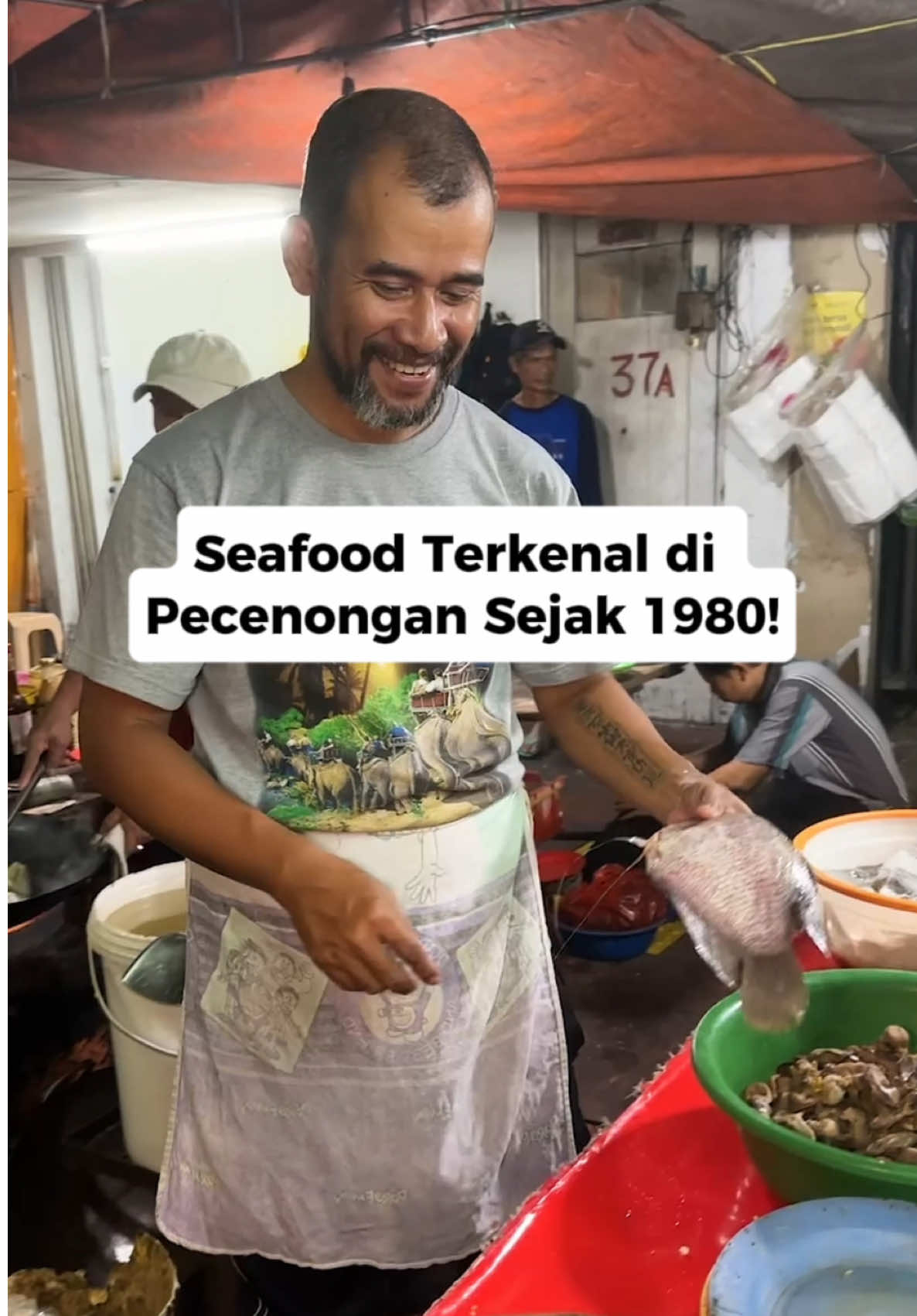 Seafood terkenal di Pecenongan, Jakarta sejak 1986! Tri Top Seafood 📍No.35, Jl. Pecenongan, Kecamatan Gambir, Kota Jakarta Pusat, Daerah Khusus Ibukota Jakarta 10120 ✅ Halal #fyp #fypシ #kulinerjakarta #kuliner #jakartafood #indonesia #kulinerindonesia #streetfood #longervideos #tiktokfood #Tiktok Indonesia Viral Makan Makan 