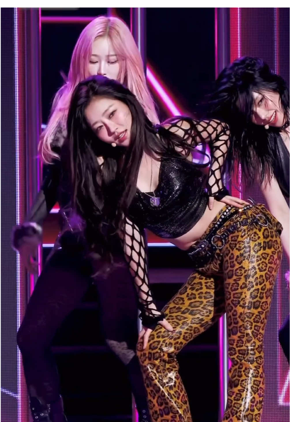 TOXIC PERFORMANCE BY YEJI GISELLE AND JULIE IS FINALLY OUT!! Im obseeeeessssed!! Julie fancam for you because i love this outfit #julie #kiof #kissoflife #kissoflifejulie #giselleaespa #yejiitzy 