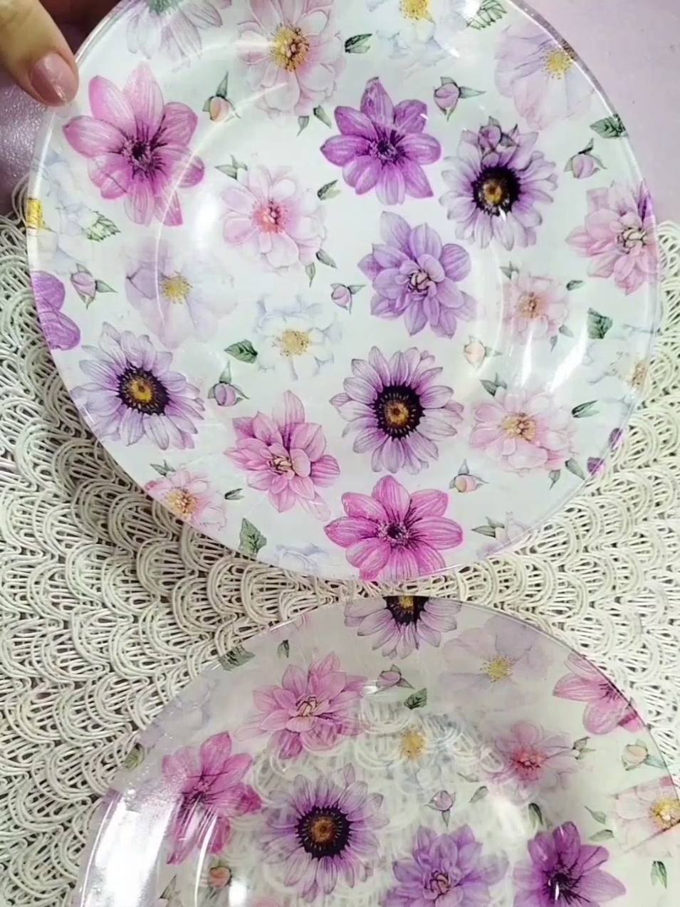 Decoupage em prato de vidro com queima no forno❤️ Já conhece essa técnica? É muito fácil de fazer e fica muito lindo. Usei: Base incolor brilhante decorfix 150 Branco brilhante decorfix 150 Guardanapo para decoupage Amanhã vou postar um vídeo lá no meu canal, com passo á passo detalhado❤️ E aí gostou? #mesaposta #decoupage #DIY