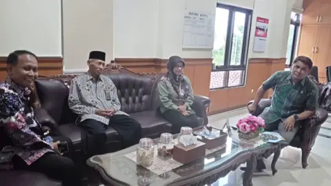 HAKIM TINGGI PENGADILAN TINGGI AGAMA YOGYAKARTA LAKUKAN SIDAK KE PENGADILAN AGAMA WATES Wates, 27 Desember 2024 – Hakim Tinggi Pengadilan Tinggi Agama (PTA) Yogyakarta, Drs. H. M. Abd. Rohim, S.H., M.H., didampingi Drs. Eddy Purwanto, M.H. melakukan inspeksi mendadak (sidak) ke Pengadilan Agama Wates pada Kamis siang, tanggal 30 Januari 2025. Sidak kali ini difokuskan pada pemantauan ketertiban kehadiran pegawai dan disiplin kerja di lingkungan PA Wates. Pada sidak ini dilakukan untuk memastikan bahwa seluruh pegawai PA Wates mematuhi jam kerja yang telah ditentukan serta untuk menilai efektivitas sistem absensi yang diterapkan. Selain itu, tim dari PTA Yogykarta ini juga melakukan dialog di ruang kerja Ketua PA WA Wates dengan Taufik, S.H.I., M.A. selaku Ketua PA Wates serta Wakil Ketua PA Wates, Zulfa Yenti, S.Ag., M.Ag., Panitera, dan Sekretaris PA Wates. Diharapkan dengan kunjungan ini, dapat memberikan dampak positif dalam kedisiplinan pegawai serta dapat meningkatkan kualitas pelayanan bagi masyarakat yang datang untuk mencari keadilan. #humasmahkamahagung #badilagexcellent #berAKHLAK #banggamelayanibangsa #PTAYogyakarta #PAwatesadem #CapCut 