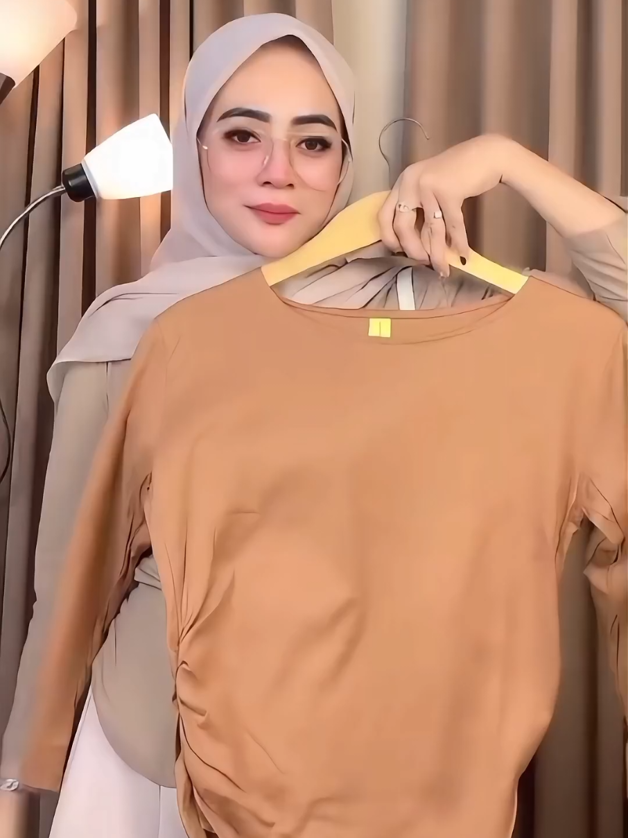 Rekomendasi Baju Wanita Lengan Panjang Kerah Sabrina Samping Kerut Arabella Bahan Cotton Combed #kaos #kaosviral #nyamandipakai #cucigudang #umkmindonesia 