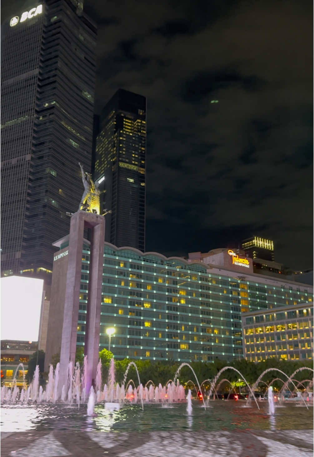 Monumen Selamat Datang yang terletak di Bundaran HI, Jakarta.  “Monumen ini berupa patung sepasang manusia yang sedang menggenggam bunga dan melambaikan tangan”  #placetogojkt #jakarta #bundaranhi #citylights #cityview #cityvibes #jktfyp #fyp #visitplacerandom #visitplaceidn 