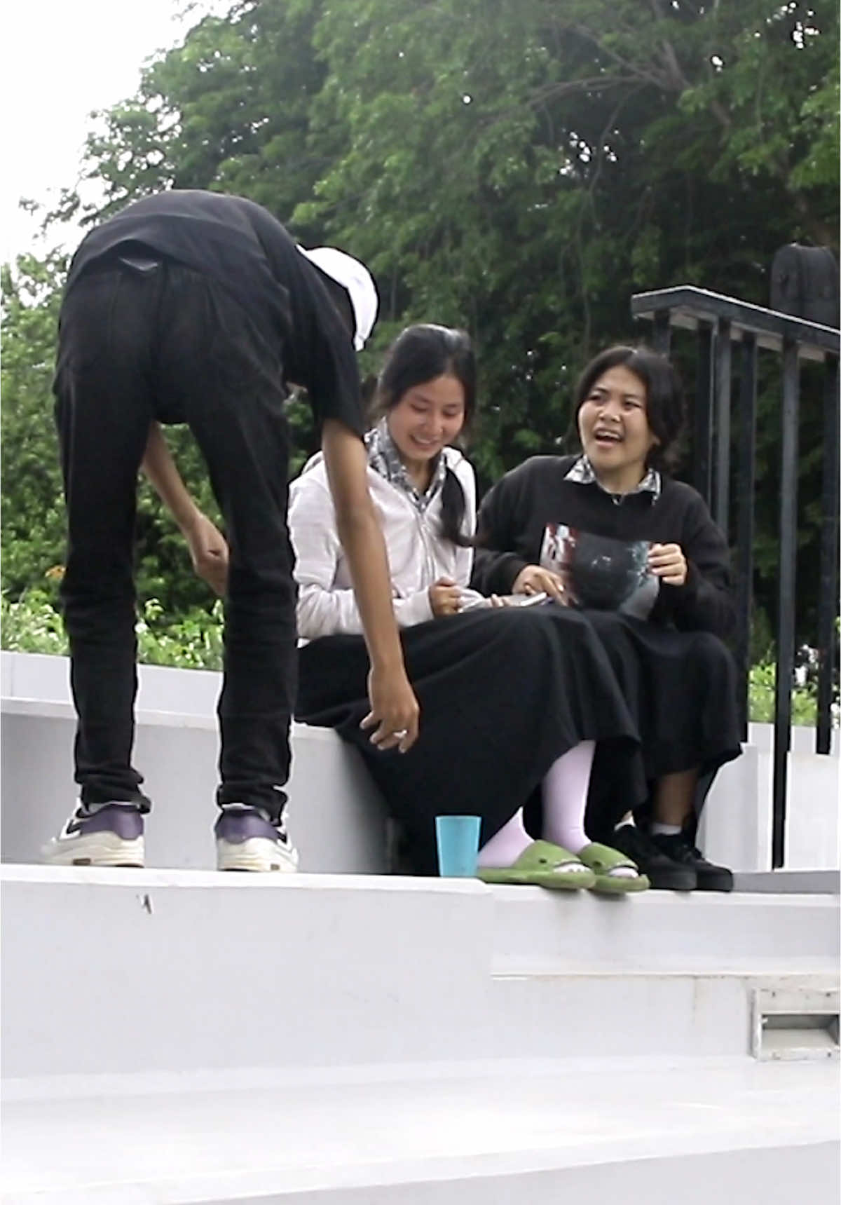 Prank Pengemis Ke Dua Ade Cantik Gemes Banget Reaksinya Sampai Berdiri-Diri Wkwkwk    #pranks #prankkasihuang #ngakak #videolucu #prankindonesia #reels #fyp #beranda #prankgokil #funnyvideos #prankpalinglucu #prankpengemis #prankkasihuang #prankkotatua #pranktaruhgelaslalukasihuang #pranktaruhgelasbiru #prankngakak #pranklucuindonesia #ngakakbanget #viral #prankukhtijadipengemis #prankukhtipurpuranaruhuang #pranktaruhgelaslalukasihuangdidalamnya #funny #ngakakbanget #lucu #pranks #prankcewekcantik