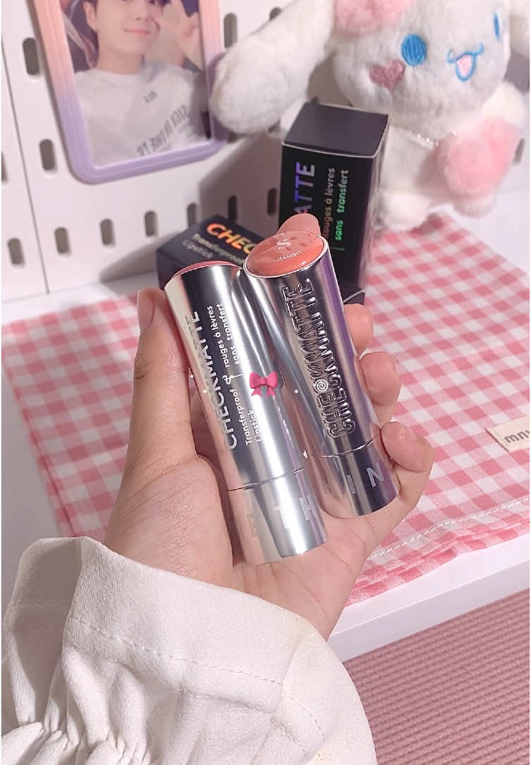 Lovee the packaging, super cool💗 Teksturnya ringan, tahan lama plus transferproof juga, swatch dibibir item tetep cantik😘😍 #checkmate #checkmattelipstick  #somethinccheckmatte #lipstick #transferprooflipstick 