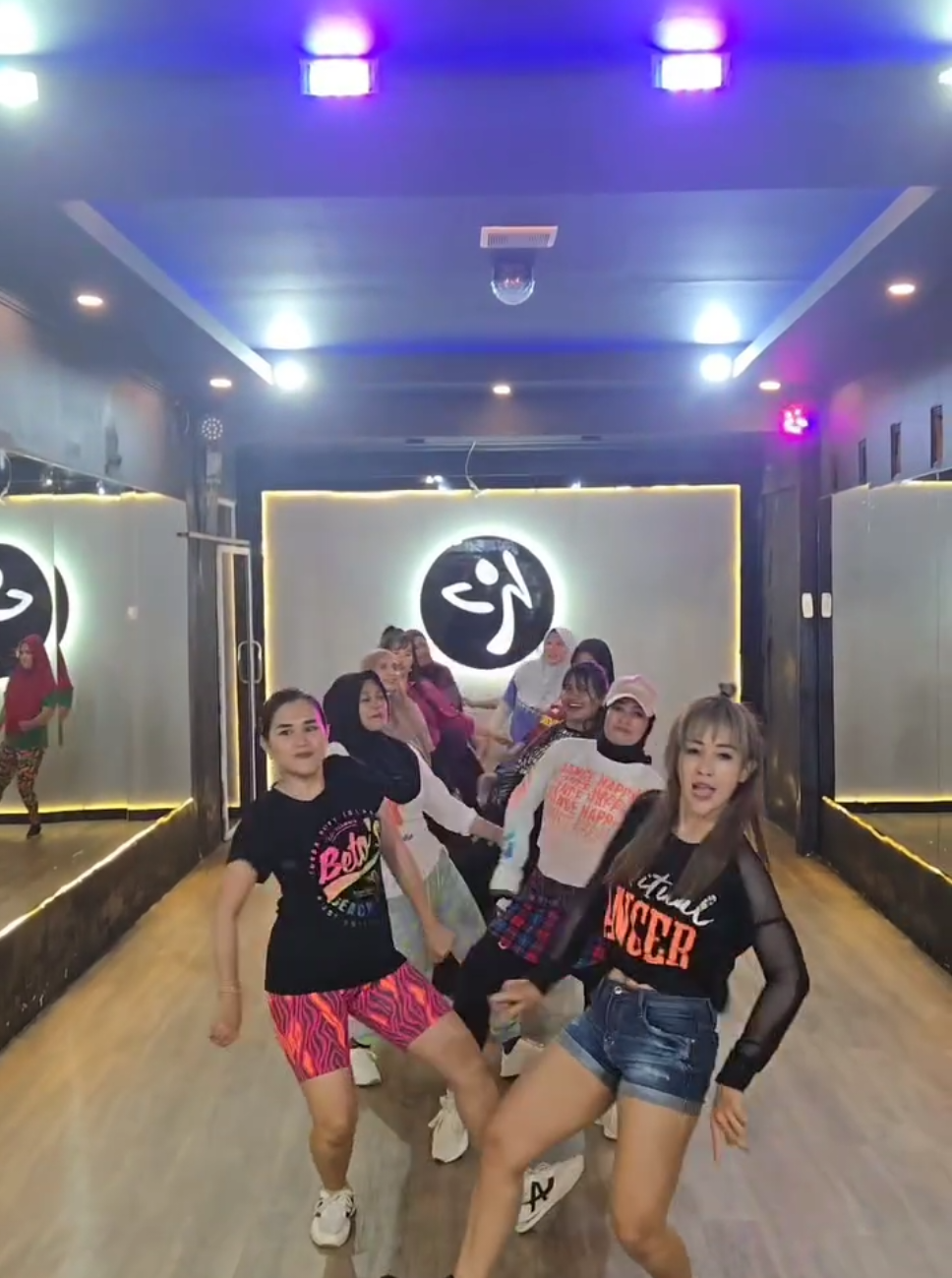 joget dulu with teman teman #friend #friends #dangdut #aduhai #dangdutkoplo #koplo #fypage #fyppppppppppppppppppppppp #fypシ゚ #jogetviral #joget #bangka #bangkabelitung 