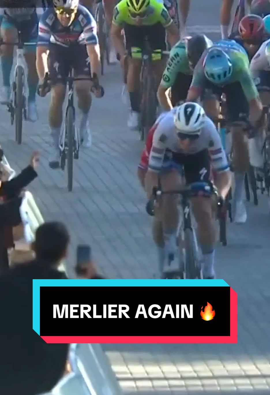 A VERY messy run-in! 😮 Tim Merlier takes another win on Stage 3 of the AlUla Tour ahead of Dylan Groenewegen. Sending our best wishes to the riders caught up in the crash heading into the finish! 🙏 #roadcycling #cycling