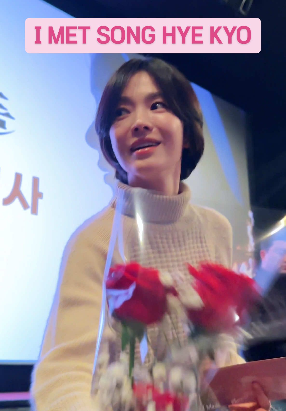 😭 I MET SONG HYE KYO TODAY 😭 She was supposed to go to their next schedule already but she saw me wanting to give the flowers to her and so she went back to receive it 😭 So nice of her, oh Song Hye Kyo, the QUEEN you are 😭🫶🏻🌹 #songhyekyo  #송혜교 #검은수녀들 #koreanactress 