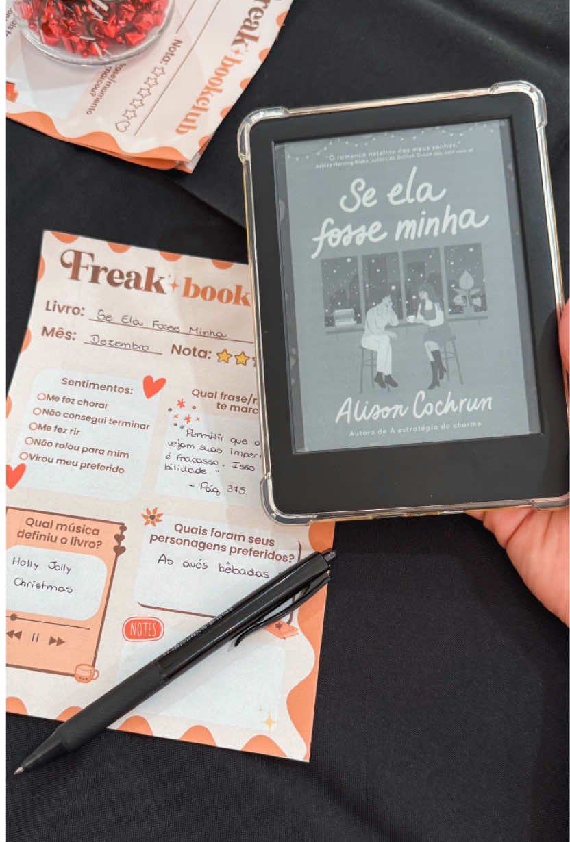 Esse foi meu primeiro encontro do Freak Book Club e já saí de lá ansiosa pro próximo ✨ Lemos “Se Ela Fosse Minha” e, quando terminei, achei que seria um 3 estrelas… mas, durante a discussão, me fizeram lembrar de alguns detalhes que meu cérebro já tinha apagado (talvez por autopreservação 🤡). No fim, abaixei a nota pra 2⭐️ A história acompanha Ellie, que perdeu o emprego dos sonhos, tem uma relação péssima com os pais e ainda não superou a garota por quem se apaixonou no último Natal. Sua vida dá uma guinada quando ela aceita um casamento arranjado em troca de dinheiro e descobre que a cunhada é justamente seu amor do passado. O ponto alto foi, sem dúvidas, a família do Andrew (em especial as avós, que eram muito maravilhosas 🤌🏻)! O clima natalino caótico, mas aconchegante, me dava vontade de estar lá com eles, montando uma árvore de Natal feia e cantando desafinado 🥹 Já os pontos baixos… bom, vamos lá. Além dos diálogos soarem forçados às vezes, a maioria dos personagens eram chatos, alguns deles bem tóxicos, e o final foi corrido (sem falar na humilhação gratuita que me deixou possessa), deixando um gostinho de ‘tá, mas e aí?’. Isso sem contar a referência super aleatória da Taylor Swift, enfiada lá de qualquer jeito só pra dizerem que tinha, e que quase me fez abandonar o livro. Sério, não é sobre fazer referência, é sobre fazer sentido! 🫠 Se você for ler, vá sem a expectativa de uma comédia romântica natalina fofa (acho que meu grande erro foi esse). O foco aqui é outro: inseguranças, autossabotagem e crises existenciais, com um fundinho de humor e romance. - #BookTok #clubedolivro #resenhaliteraria #booktokbr #comediaromantica #romancesafico #fakedating