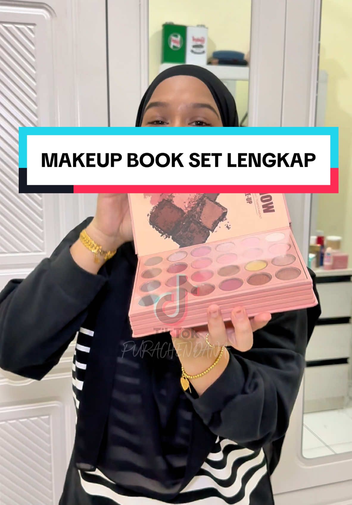 buku makeup yang tengah viral sekarang ni. lengkap dengan pelbagai jenis barangan makeup dan mudah di bawa travel. colour dia sangat pigmented. #makeup #makeuppallate #makeupset #makeupbook 