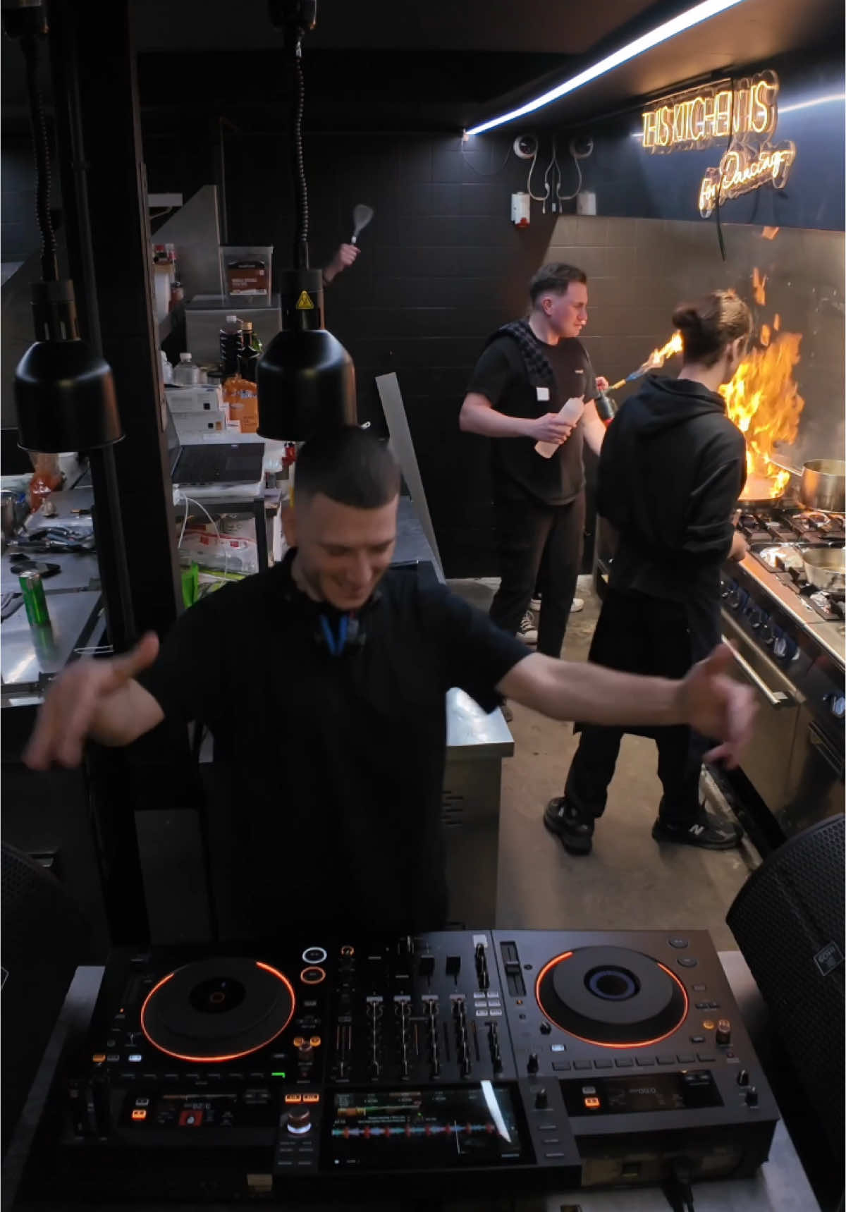 DJ Set dans la cuisine du @Mensē restaurant 🔪👨‍🍳 #dj #cuisine #afrohouse 