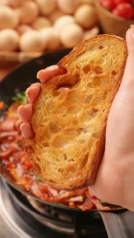 求求快让咱们的川香椒麻腊肠赶紧走向世界吧|||﻿#晒出年夜饭[话题]#﻿ ﻿#北非蛋[话题]#﻿ ﻿#年夜饭[话题]#﻿ 你们都说我把洋餐做得格外诱人 那是因为我用了咱们中餐里很多的食材去替换 味蕾瞬间找到家的味道 比如这道很西餐里很常见的北非蛋 一旦加入了咱们的川香椒麻腊肠 那完全就是next level了 麻麻辣辣的爆汁腊肠简直好吃晕了 这个一锅出的辣辣北非蛋真的有手就能做出来 咱一步步来 相信我 超简单 	 首先咱拿个合适大小的平底锅 我们先煎培根 然后将煎好的培根夹出 转小火用培根的油将蒜末炒香 倒入半个洋葱切成的洋葱末 翻炒到洋葱变软即可 这时候倒入咱们切成丁的腊肠 不能吃辣的朋友可以换成广式腊肠就好 炒得差不多了加入一勺辣椒粉 一勺干牛至叶增香 还有适量的浓缩番茄膏 像我这个番茄狂人就会加多多 大家根据自己的喜好调整就好 扒拉扒拉翻炒一下加入青红辣椒切成的丁 不吃辣的朋友换成水果椒或者灯笼椒就好啦 然后就是加入两个番茄量的番茄丁 看到这会儿是不是发现这个菜真没什么难度 就是在合适的时间顺序节点加入对应的菜翻炒 加大概半碗饭碗量的水让它小火慢慢炖煮融合 三五分钟就行 然后挖一个小坑 打一颗蛋 蛋的熟度完全取决于个人哦 最后咱可以撒上欧芹或者香菜 然后就是我超爱的蒜头酥 但这里要注意哦 外面买的蒜头酥量要减半 撒多了容易苦 煎好的培根切成丝 大方点儿 撒满它 烤得超酥脆的酸面包或者烤馒头片 裹满蛋液和浓浓的辣辣酱汁 这一口下去我真的爱死 真的求求快让咱们的川香椒麻腊肠赶紧走向世界吧 我的天 真的每年到了这会儿都为腊肠疯狂 在家做这道菜真的成本又低又好吃 过年在家快试试吧！ 跟家人好朋友们分享真的再合适不过了！ ﻿#川味腊肠 ﻿#四川腊肠 #中国餐 #美食教程#美食＃美食推薦#美食教学 #我要上热门＃我要上热搜#上热搜#上热门#美食分享 #chinesetiktok #chinesefoodlover #chinesefoodie #chinafood #for #foryou #foryoupage #foryourpage #Foodie #food #FoodLover #cooking #cookingtiktok #foodcooking #fyp #fypシ