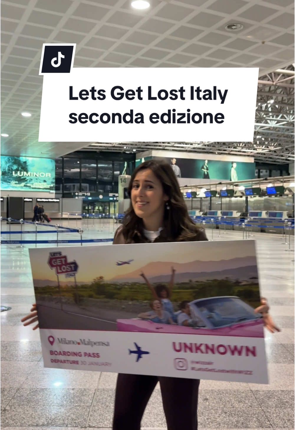 Ecco dove siamo atterrati nella seconda edizione del #LetsGetLostItaly ✈️💖 100 persone da tutta Italia sono partite questa notte da Milano Malpensa su un volo di @wizzair senza sapere la destinazione!  Solo dopo 6h di volo all’atterraggio abbiamo capito dove avremmo passato i prossimi giorni 💖 Non vedo l’ora di scoprirla! #GetsLostwithWIZZ #italia #wizzair 