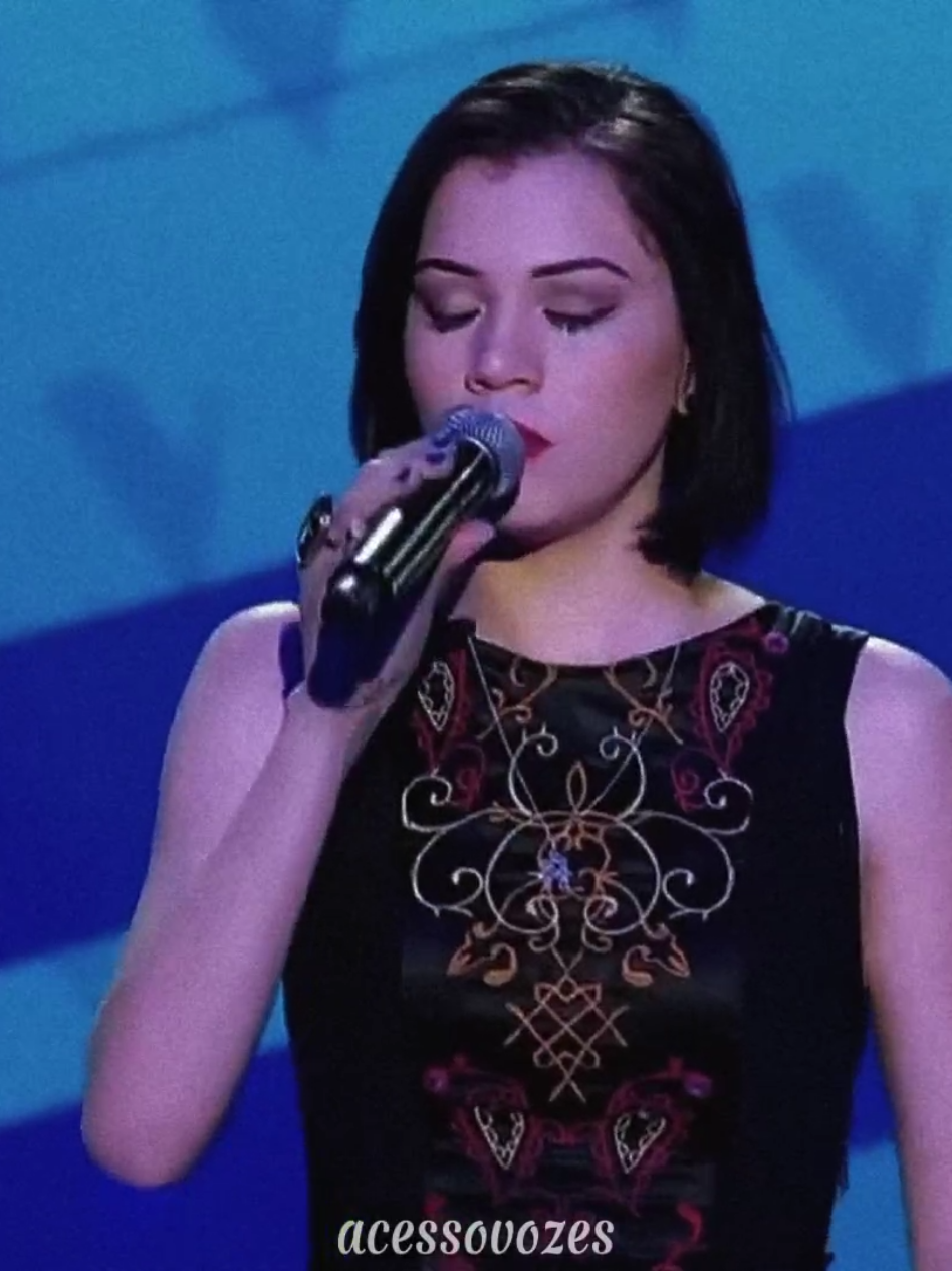 Brícia Helen canta 