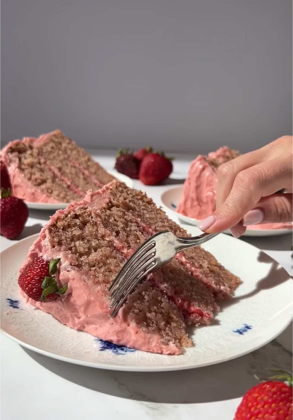 There is nothing more satisfying than icing a cake. Cake recipes linked below!  Banana Chocolate Cake https://kitchen-by-the-sea.com/banana-cake-with-chocolate-icing/ Strawberry Layer Cake https://kitchen-by-the-sea.com/strawberry-cake/ Funfetti Cake https://kitchen-by-the-sea.com/funfetti-cake/ . . . #cake #cakereels #cakerecipe #funfetticake #strawberrycake 