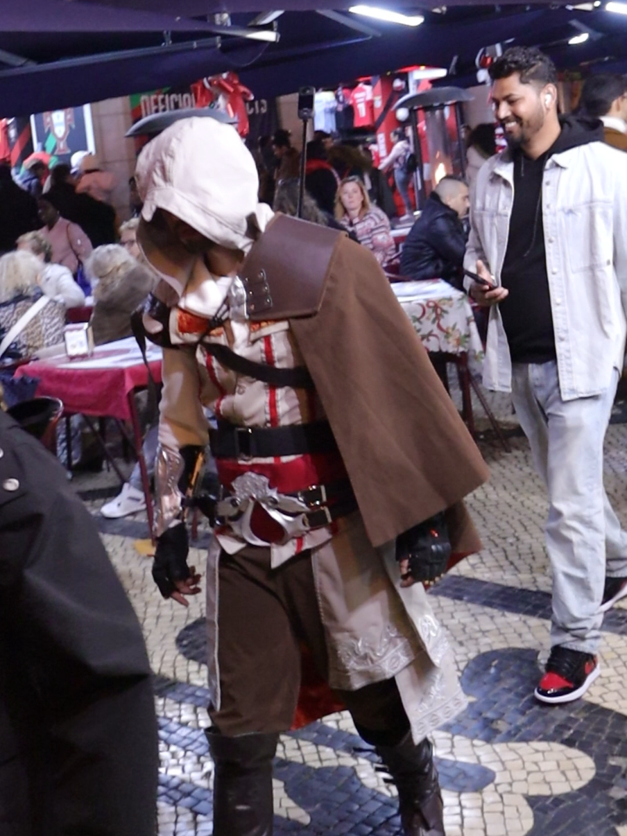 Reviva o Renascimento com o icônico Ezio Auditore! Meu cosplay é inspirado na saga Assassin's Creed, trazendo detalhes autênticos, como a icônica Hidden Blade, o capuz lendário e as vestimentas características da Irmandade dos Assassinos. Cada detalhe foi pensado para capturar a essência do Ezio: a elegância, a destreza e o espírito de luta por justiça. Palavras-chave: Cosplay Ezio Auditore, Assassin's Creed, cosplay gamer, Irmandade dos Assassinos, Renascimento, Hidden Blade, Altaïr, Ubisoft, cultura geek, fantasia histórica. Hashtags: #EzioAuditore #AssassinsCreedCosplay #CosplayEzio #HiddenBlade #UbisoftCosplay #RenaissanceAssassin #GeekStyle #CosplayBrasil #CosplayGamers #FotografiaGeek #CosplayPerfeito #cosplayer #brasil #dccomics #comiccon #brazil #reallife #CapCut #geek #assassinscreedshadows 