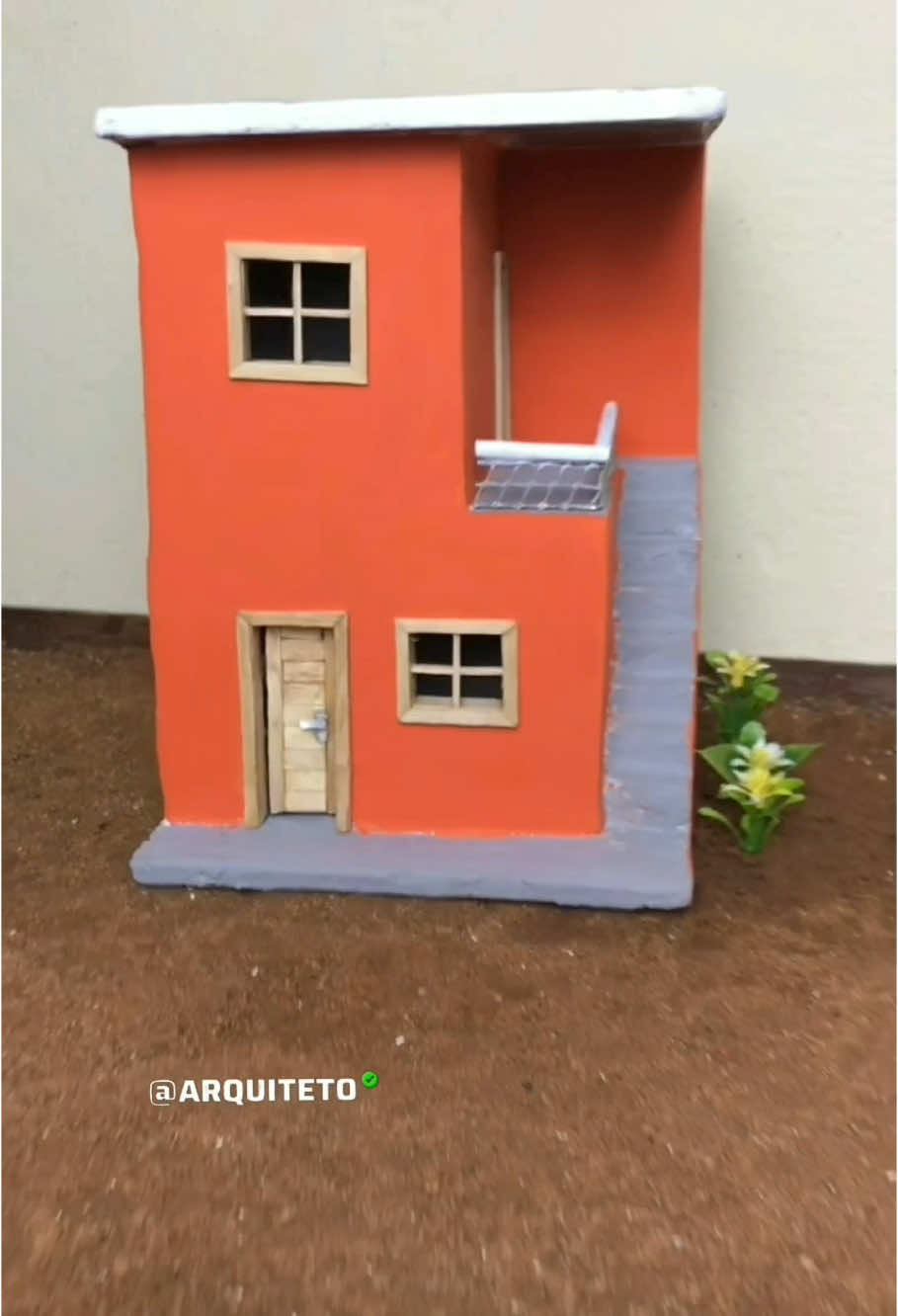 Sobrado bem dividido com escada de concreto