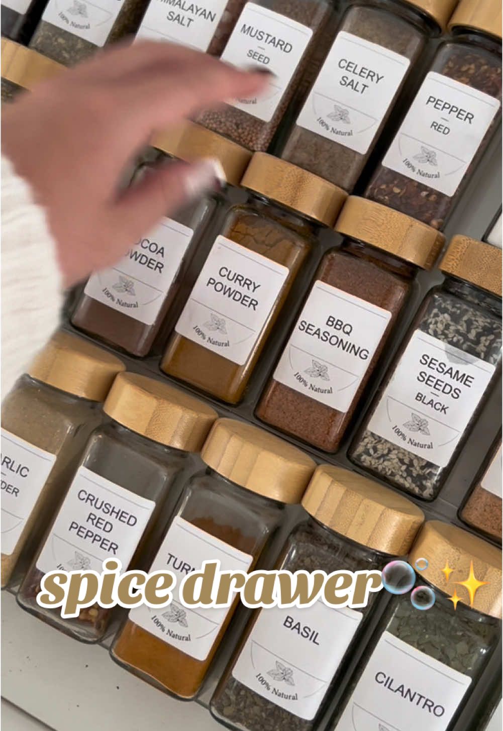 un must que je voulais ABSOLUMENT intégré dans ma nouvelle cuisine : mon tiroir à épices (!!)✨ let me know comment tu trouves ça! #spicedrawer #organization #KitchenHacks 