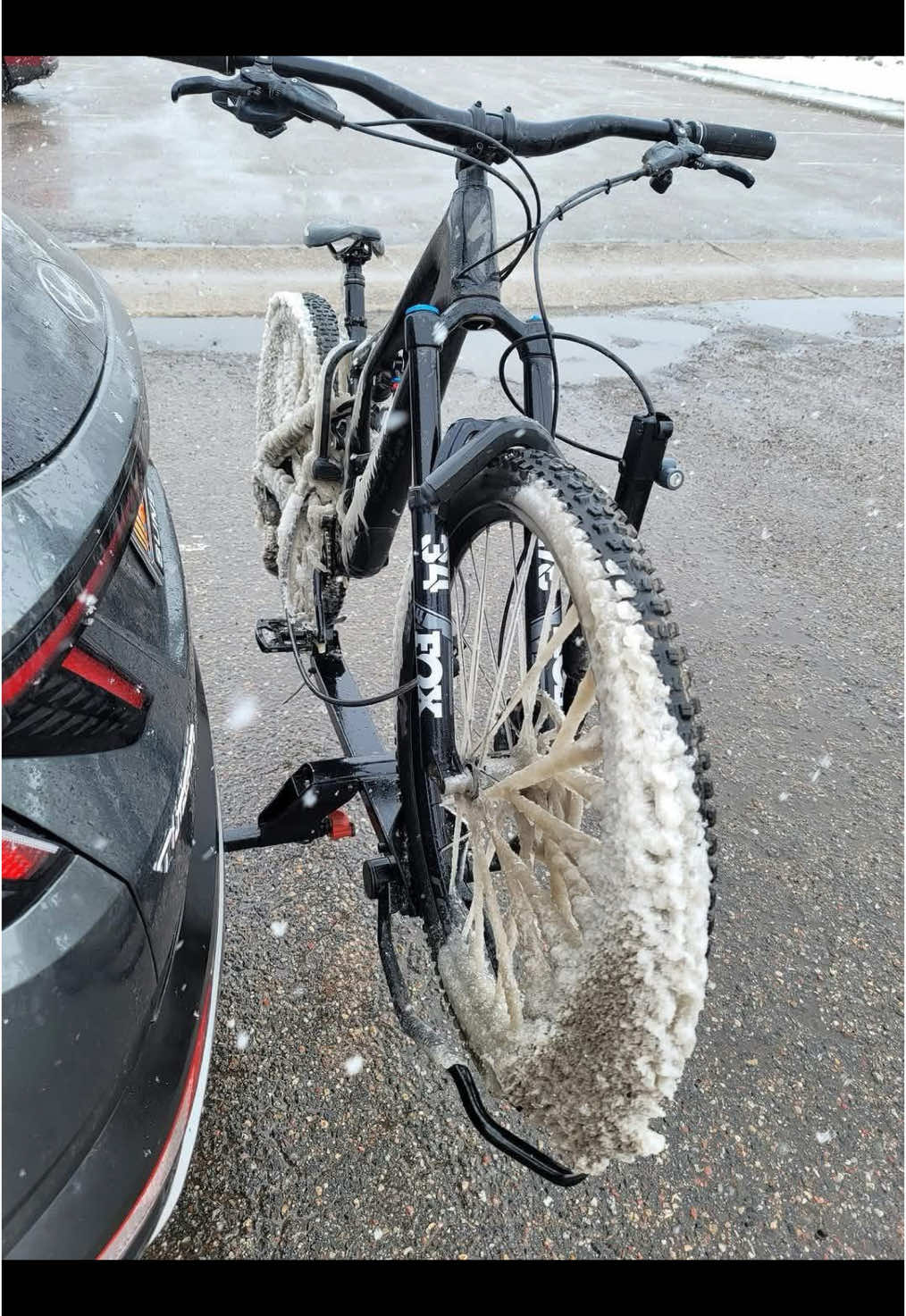 This one’s for everybody spraying their bike off at Maverick by Zen. It’s the worst. Get a bike rack that doesn’t fill your bike full of salt and ice. #mtb #trucks #bikeracks #mountainbike #roadtrip 