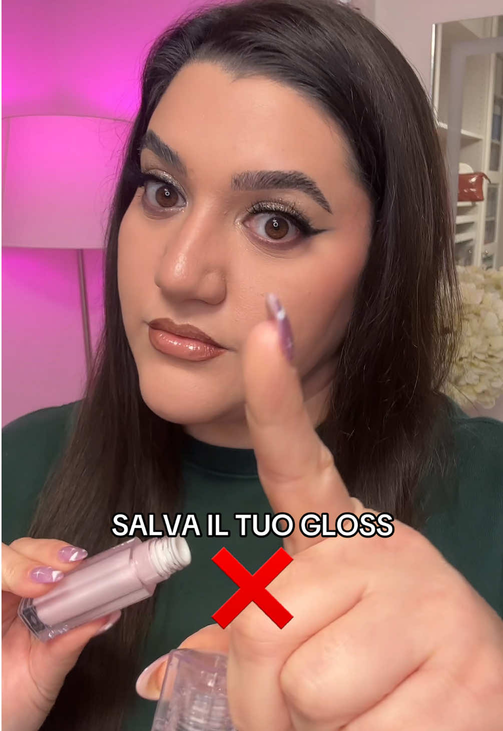 Salva il video e mandalo al/alla tu* amic* che per ricordargli di pulire l’applicatore del gloss! Ti vedo! 👀 1g:marikapergolesi #lipgloss #makeuphacks @Huda Beauty @Huda 