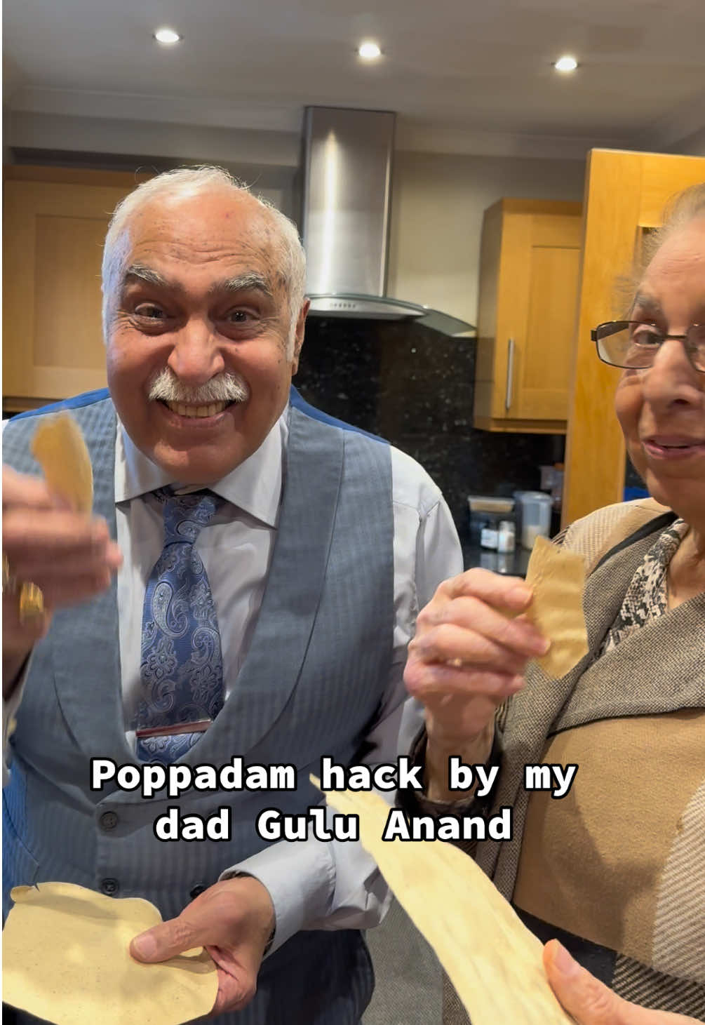 This time its a Gulu Anand (my dad) hack! Dad teaches Sharda aunty the best way to cook poppadoms! #poppadoms #poppadomsinmicrowave #dipnaanddad #shardaunty #papadoms #papadomhack #poppadomhack #hacks #guluanand 