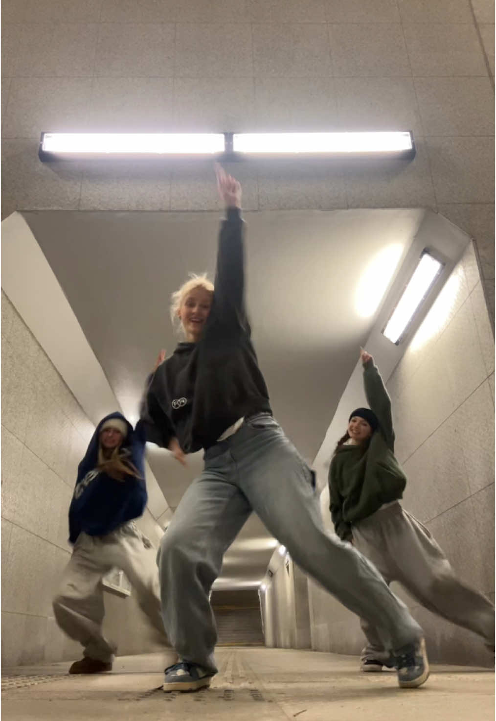 BOOGIE💥 dc:?  @Lena @julia  #dance #trend #dancetrend #viral #fyp #dancers #trio 