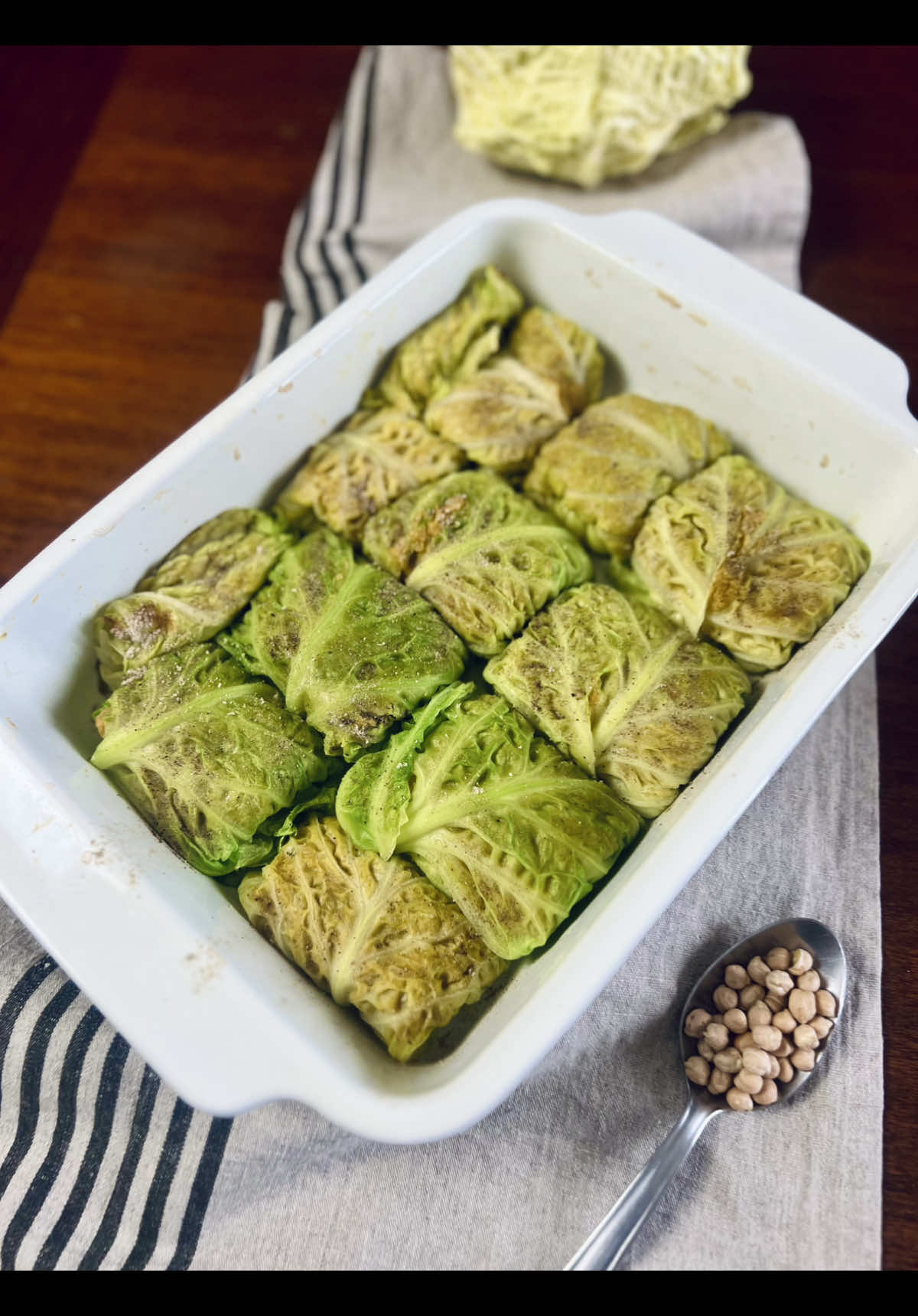 Involtini di verza 🥬 Mangiare anche con gli occhi e non solo con la bocca… questi involtini di verza sono saporiti, nutrienti e facili da preparare.  Un modo alternativo per mangiare questa potentissima verdura dalle tante proprietà benefiche.  _ℹ️ Valori nutrizionali ( 10 involtini)  :  1183 kcal 14,83g grassi 219g carboidrati 52,62g proteine Ingredienti per 10 involtini :  • 10 foglie grandi di verza ; • 200gr di ceci secchi ; • 100gr di riso carnaroli integrale ; • 2 cucchiaini di curry in polvere ; • un pizzico di pepe (opzionale) ; • olio extravergine di oliva estratto a freddo.  _👩🏼‍🍳  Per prima cosa ,mettiamo in ammollo i ceci secchi per una notte in acqua alcalina ionizzata pH 11,5.  Li cuociamo in abbondante anche per un paio di ore.  Nel mentre puliamo le foglie di verza , togliamo la parte finale più dura. Le laviamo accuratamente e le sbollentiamo in acqua per qualche minuto in modo da ammorbidirle leggermente.  A parte cuociamo il riso.  Poniamo in un frullatore tutti gli ingredienti , teniamo da parte una manciata di ceci cotti. Frulliamo fino ad ottenere un composto compatto e omogeneo. (Se necessario aggiungiamo qualche goccia di acqua di mare o acqua di cottura dei ceci.)  Uniamo i ceci non frullati al nostro impasto. Distribuiamo un cucchiaio di impasto nelle foglie di verza e richiudiamole su se stesse a formare degli involtini.  Poniamoli in una pirofila , se vogliamo aggiungiamo un pizzico di pepe e inforniamoli a 200° per 20 minuti, fino a che saranno croccanti.  Facciamoli raffreddare qualche minuto e possiamo servirli con un filo di olio a crudo.  Fattoooooooo ✅ Se la ricetta ti è piaciuta o hai domande , scrivimi nei commenti.  📌 • Ho lavato la verza in acqua alcalina pH 11,5 per togliere in profondità ogni impurità.  • Ho messo in ammollo i ceci in acqua alcalina ph 11,5 per velocizzare il processo di morbidezza e cottura dei legumi secchi.   • Per i tuoi involtini puoi scegliere il ripieno che preferisci. Puoi sostituire il riso con del pane raffermo. Puoi scegliere di farli con le tue verdure preferite; usare una tua crema e/o delle spezie preferite.  #verza #veganitalia #healthyfood #veganfood #involtini #ceci #ricettasalvaspreco #riso #recipevegan #glutenfree #elvirasvegancuisine 