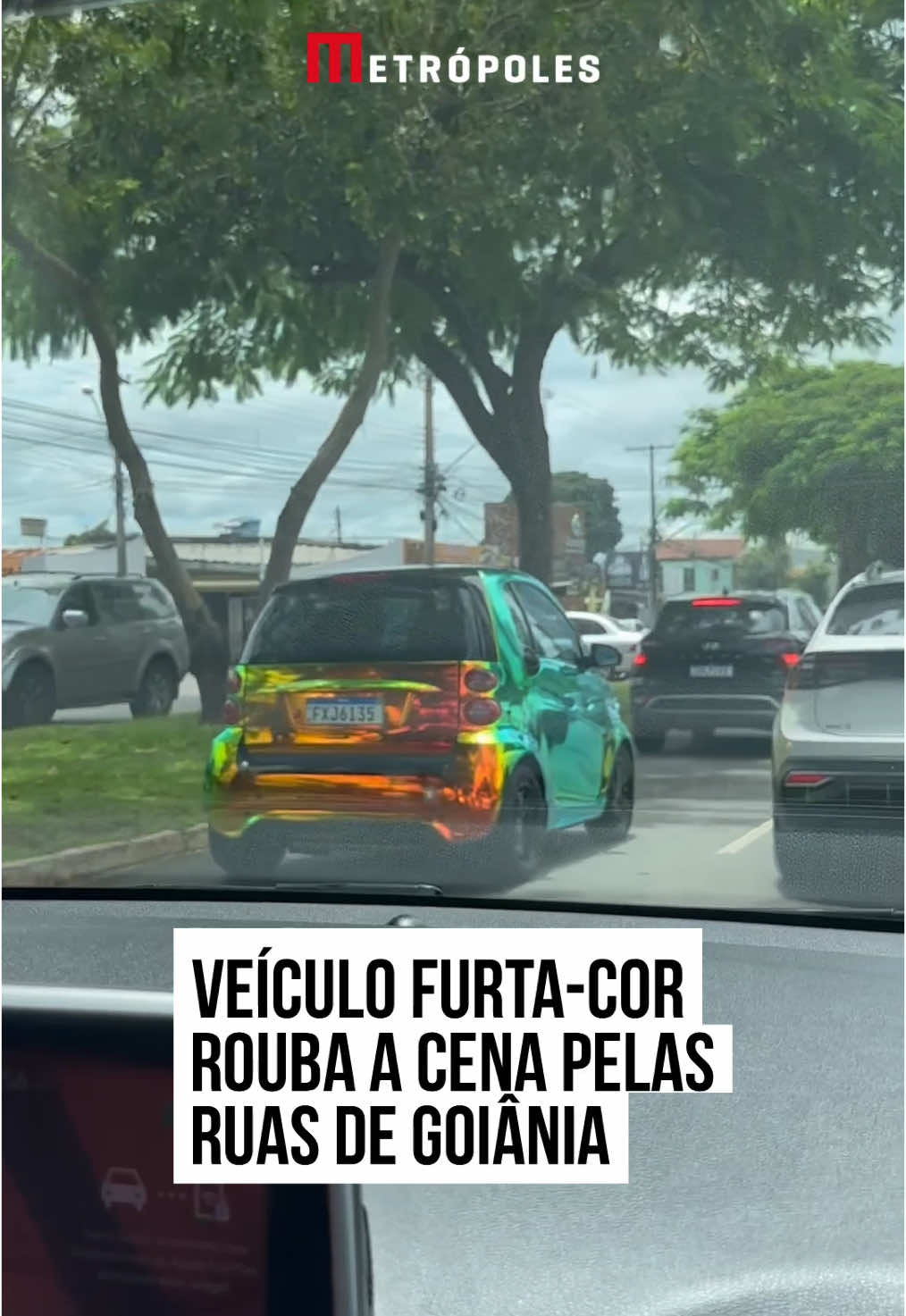 🚙 A Maria Eduarda estava de rolê pelas ruas de #Goiânia quando se deparou com um #veículo completamente pintado com tinta furta-cor. O carro chamou a atenção de todos que passavam pela avenida e a cada ângulo do #vídeo viral, o automóvel muda de cor o deixando ainda mais único. #EntretêNews Vocês já tinham visto um veículo assim? 📹 @Dudyka12 | @myhoodbr