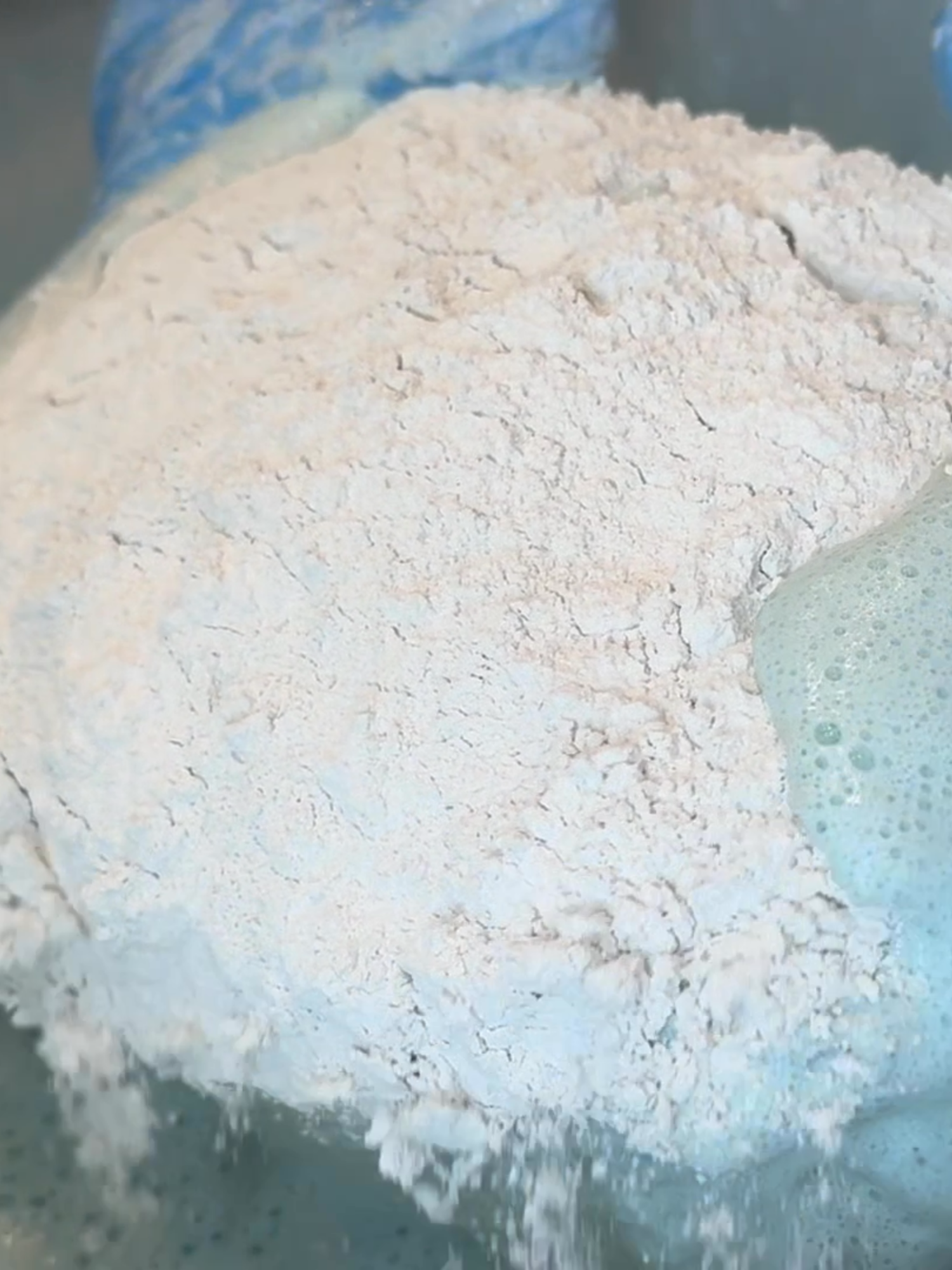 Love a powder play. This full video is on my YT. #CleanTok #spongeasmr #spongesqueezing #asmr #cleantok #sleepaid