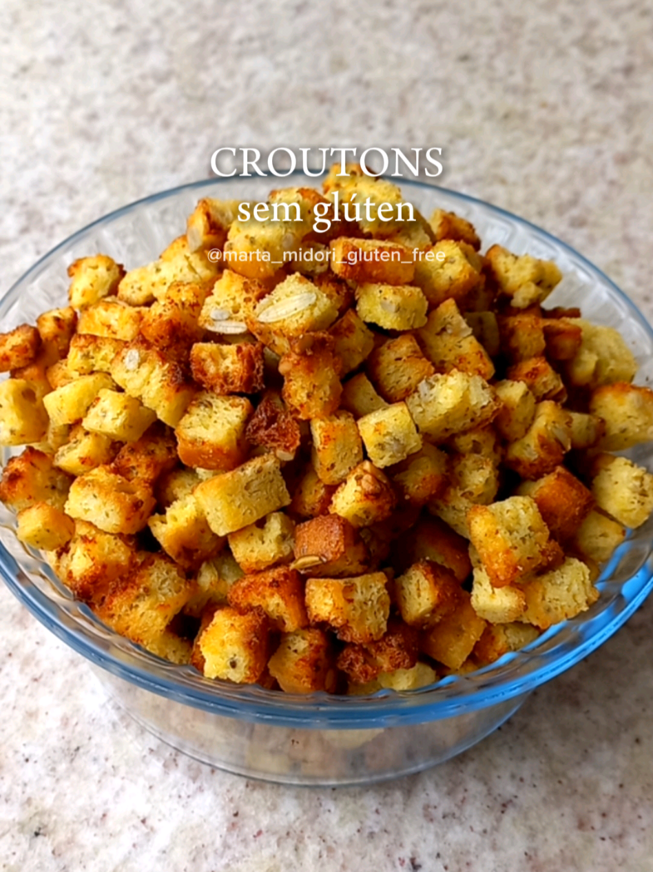 CROUTONS OU TORRADINHAS sem glúten  INGREDIENTES - pão sem glúten cortado em cubinhos (usei o multigrãos do post anterior) - sal com ervas  - creme de cebola em pó sem glúten ou outro tempero a gosto - azeite  Após misturar tudo, leve os croutons para a air fryer por cerca de 20 minutos à 180℃ ou até dourarem e ficarem crocantes. Durante esse tempo abra a air fryer algumas vezes e misture os croutons para pegarem cor uniformemente  Fica ótimo para acompanhar saladas ou sopas  #croutons #torradinhas #paomultigraos #paosemgluten #paocaseiro #semglúten #semtrigo #zerogluten #glutenfree #cafedatarde #cafedamanha #panificaçãosemgluten #airfryer 