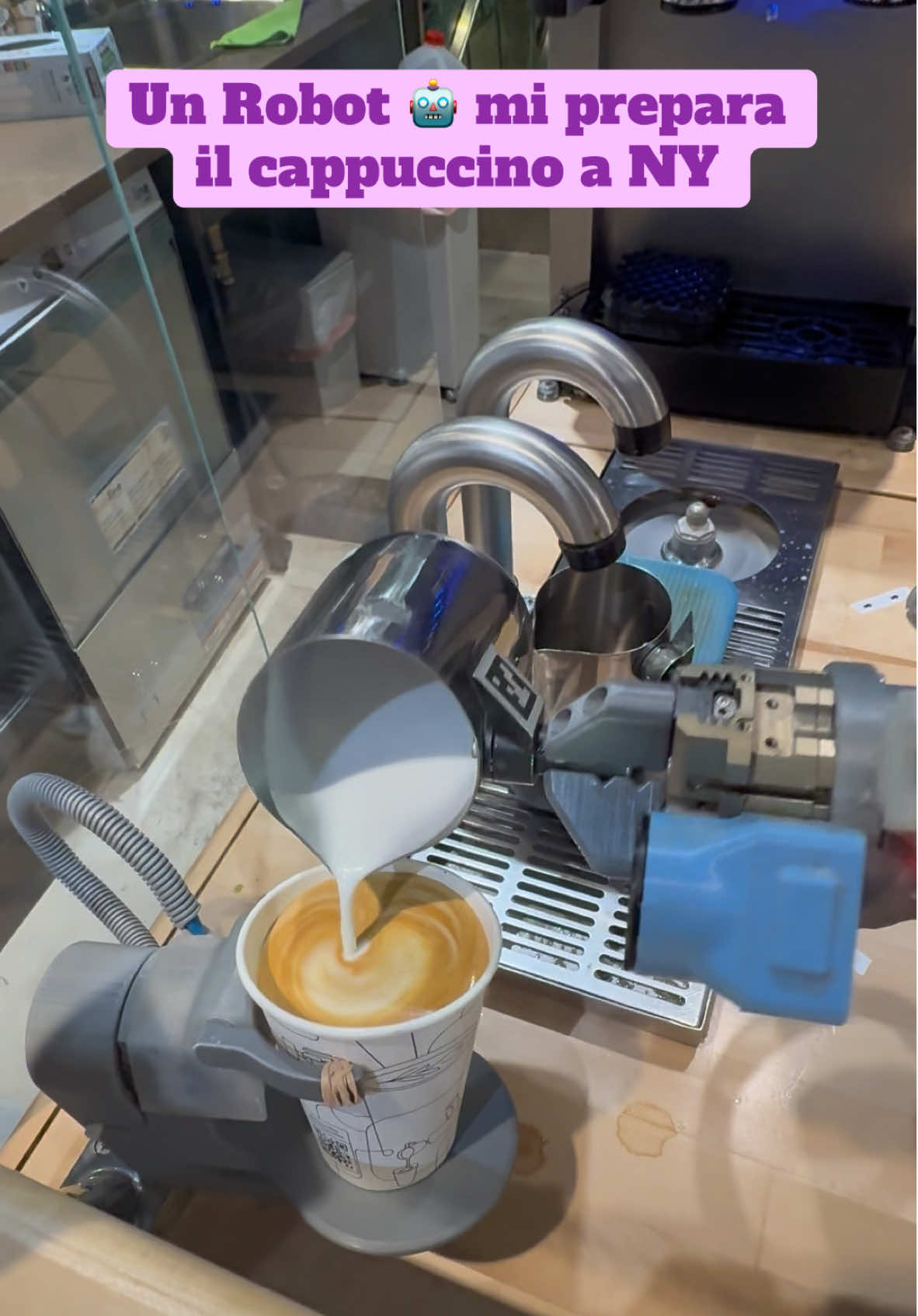 Il posto si chiama Artly, sta dentro Muji ad Hudson Yards.  Pazzesco!!  #muji #artly #robot #coffeerobot #ai #artificialintelligence #nyc #martinamaceratesi #martinewyork #newyorker #davedere #todo #dafare #fyp #perte #neiperte 